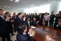 Governador Beto Richa assina contratos de financiamentos com a Secretaria de Desenvolvimento Urbano (SEDU) e a FomentoParaná para obras de infraestrutura urbanas e equipamentos para municípios. 04/03/2015.Foto: Orlando Kissner/ANPr