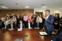 Governador Beto Richa assina contratos de financiamentos com a Secretaria de Desenvolvimento Urbano (SEDU) e a FomentoParaná para obras de infraestrutura urbanas e equipamentos para municípios. 04/03/2015.Foto:Arnaldo Alves/ANPr