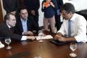 Governador Beto Richa, acompanhado pelo, Secretário de Desenvolvimento Urbano, Ratinho Junior, Presidente da Fomento Paraná, Juraci Barbosa Sobrinho, Deputados, Hussein Bakri, Alexandre Curi, Luiz Claudio Romanelli e demais autoridades, assina Contrato de Financiamento referente a Obras de Infraestrutura Urbana e Aquisição de Equipamentos Viários com os Prefeitos dos Municípios de Arapoti, Braz Rizzi e Tapejara, Noé Caldeira Brandt