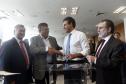Governador Beto Richa, acompanhado pelo, Secretário de Desenvolvimento Urbano, Ratinho Junior, Presidente da Fomento Paraná, Juraci Barbosa Sobrinho, Deputados, Hussein Bakri, Alexandre Curi, Luiz Claudio Romanelli e demais autoridades, assina Contrato de Financiamento referente a Obras de Infraestrutura Urbana e Aquisição de Equipamentos Viários com os Prefeitos dos Municípios de Arapoti, Braz Rizzi e Tapejara, Noé Caldeira Brandt