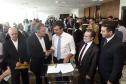 Governador Beto Richa, acompanhado pelo, Secretário de Desenvolvimento Urbano, Ratinho Junior, Presidente da Fomento Paraná, Juraci Barbosa Sobrinho, Deputados, Hussein Bakri, Alexandre Curi, Luiz Claudio Romanelli e demais autoridades, assina Contrato de Financiamento referente a Obras de Infraestrutura Urbana e Aquisição de Equipamentos Viários com os Prefeitos dos Municípios de Arapoti, Braz Rizzi e Tapejara, Noé Caldeira Brandt