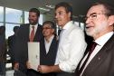 Governador Beto Richa, acompanhado pelo, Secretário de Desenvolvimento Urbano, Ratinho Junior, Presidente da Fomento Paraná, Juraci Barbosa Sobrinho, Deputados, Hussein Bakri, Alexandre Curi, Luiz Claudio Romanelli e demais autoridades, assina Contrato de Financiamento referente a Obras de Infraestrutura Urbana e Aquisição de Equipamentos Viários com os Prefeitos dos Municípios de Arapoti, Braz Rizzi e Tapejara, Noé Caldeira Brandt