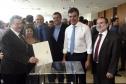 Governador Beto Richa, acompanhado pelo, Secretário de Desenvolvimento Urbano, Ratinho Junior, Presidente da Fomento Paraná, Juraci Barbosa Sobrinho, Deputados, Hussein Bakri, Alexandre Curi, Luiz Claudio Romanelli e demais autoridades, assina Contrato de Financiamento referente a Obras de Infraestrutura Urbana e Aquisição de Equipamentos Viários com os Prefeitos dos Municípios de Arapoti, Braz Rizzi e Tapejara, Noé Caldeira Brandt