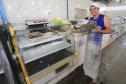 Mercado do Peixe de Matinhos, litoral do Paraná. Na foto: Alisson dos Santos Guilherme e seu pai, Vilmar, junto aos balcões financiados pela Fomento Paraná. Matinhos, 01-04-15.Foto: Arnaldo Alves / ANPr.
