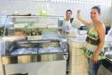 Mercado do Peixe de Matinhos, litoral do Paraná. Na foto: Irair do Rosário e sua cliente Madriani de Souza, junto ao balcão financiado pela Fomento Paraná. Matinhos, 01-04-15.Foto: Arnaldo Alves / ANPr.