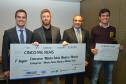 Os jovens empreendedores Vitor Flores, Jefferson Jess, Ivan Chagas, Dan Queirolo e George Christofis Neto, que venceram as três categorias do concurso Minha Ideia Muda o Mundo, lançado pelo Conselho de Jovens Empresários da Associação Comercial do Paraná, receberam os prêmios individuais em evento realizado nesta terça (7/4). A Fomento Paraná é uma das patrocinadoras deste concurso.
