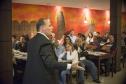 Comerciantes do bairro Hauer, em Curitiba, participaram de jantar oferecido em conjunto pela Associação Comercial do Paraná e Fomento Paraná, na quinta (10/4), em comemoração ao encerramento da ação “Fomento e ACP nos Bairros”, evento que leva à população local e empresários informações sobre serviços e produtos fornecidos pelas respectivas entidades.