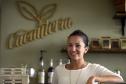 A Fomento do Paraná, por meio do Microcrédito, financiou a implantação do Café Cacauteria, da empreendedora Priscila Pereira Marques, na revendedora de automóveis Honda Prixx na Av. Mario Tourinho, 1153, em Curitiba.  