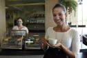 A Fomento do Paraná, por meio do Microcrédito, financiou a implantação do Café Cacauteria, da empreendedora Priscila Pereira Marques, na revendedora de automóveis Honda Prixx na Av. Mario Tourinho, 1153, em Curitiba.  