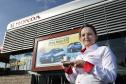 A Fomento do Paraná, por meio do Microcrédito, financiou a implantação do Café Cacauteria, da empreendedora Priscila Pereira Marques, na revendedora de automóveis Honda Prixx na Av. Mario Tourinho, 1153, em Curitiba. Na imagem, a gerente da Honda Prixx, Cláudia Fioravanti, parceira de Priscila na ideia da cafeteria.  