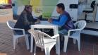Uma van com técnicos da Fomento Paraná instalada ao lado do terminal do Boqueirão informa sobre linhas de crédito de baixo custo para financiar a abertura ou ampliação de empreendimentos de micro, pequeno e médio porte, de todos os setores da economia.