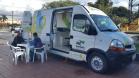 Uma van com técnicos da Fomento Paraná instalada ao lado do terminal do Boqueirão informa sobre linhas de crédito de baixo custo para financiar a abertura ou ampliação de empreendimentos de micro, pequeno e médio porte, de todos os setores da economia.