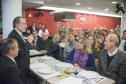 O presidente da Fomento Paraná conversa com emrpeendedores do bairro Boqueirão, em Curitiba, durante jantar de confraternização do evento Fomento Paraná e ACP nos Bairros. O evento conta com a palestra motivacional do professor Osmar Coutinho “EU-preendedorismo: como motivar, comprometer, trabalhar em equipe, fidelizar clientes, aumentar as vendas e superar todas as metas”. Foto: Felipe Rosa.