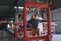 José Nilton Fonseca Santos, proprietário da empresa Cimentart, que produz blocos de concreto para pavimentação e alvenaria, financiou a máquina palletizadora com recursos da Fomento Paraná. 