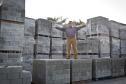 José Nilton Fonseca Santos, proprietário da empresa Cimentart, que produz blocos de concreto para pavimentação e alvenaria, financiou a máquina palletizadora com recursos da Fomento Paraná. 