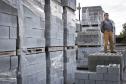 José Nilton Fonseca Santos, proprietário da empresa Cimentart, que produz blocos de concreto para pavimentação e alvenaria, financiou a máquina palletizadora com recursos da Fomento Paraná. 