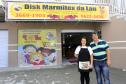 Laudicéia de Oliveira Andrade, proprietária do Disk Marmitex e restaurante Da Lau, em Pinhais-PR. Na foto, com o agente de desenvolvimento da Fomento Paraná no município, Aroldo Biss.