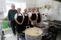 Laudicéia de Oliveira Andrade, proprietária do Disk Marmitex e restaurante Da Lau, em Pinhais-PR, com a equipe do empreendimento.