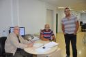Os taxistas Genésio Vicente e Jeferson Vicente, pai e filho, foram os primeiros a conseguir contratar um financiamento da linha Banco do Empreendedor Taxistas, da Fomento Paraná, que foi reaberta em maio, por determinação do governador Beto Richa.  Na imagem, os dois com o gerente de microcrédito da Fomento Paraná, Hélio Rodrigues.