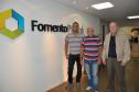 Os taxistas Genésio Vicente e Jeferson Vicente, pai e filho, foram os primeiros a conseguir contratar um financiamento da linha Banco do Empreendedor Taxistas, da Fomento Paraná, que foi reaberta em maio, por determinação do governador Beto Richa.  Na imagem, os dois com o gerente de microcrédito da Fomento Paraná, Hélio Rodrigues.