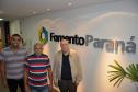 Os taxistas Genésio Vicente e Jeferson Vicente, pai e filho, foram os primeiros a conseguir contratar um financiamento da linha Banco do Empreendedor Taxistas, da Fomento Paraná, que foi reaberta em maio, por determinação do governador Beto Richa.  Na imagem, os dois com o gerente de microcrédito da Fomento Paraná, Hélio Rodrigues.