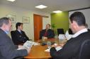 O presidente da Fomento Paraná, Juraci Barbosa, e o diretor de Mercado e Relações Institucionais, Luiz Renato Hauly, receberam nesta quinta-feira (25) Abimael Mardegan, presidente do Sinditaxi-PR, e o tesoureiro Luiz Carlos Malaquias.