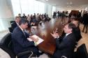 Governador Beto Richa durante assinatura de convênio para a ampliação do Aeroporto de Londrina. Participam do evento o prefeito Alexandre Kireeff e os diretores da Fomento Paraná Luiz Renato Oliveira Jorge Hauly e Omar Sabbag Filho.