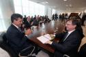 Governador Beto Richa durante assinatura de convênio para a ampliação do Aeroporto de Londrina. Participam do evento o prefeito Alexandre Kireeff e os diretores da Fomento Paraná Luiz Renato Oliveira Jorge Hauly e Omar Sabbag Filho.