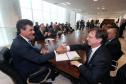 Governador Beto Richa durante assinatura de convênio para a ampliação do Aeroporto de Londrina. Participam do evento o prefeito Alexandre Kireeff e os diretores da Fomento Paraná Luiz Renato Oliveira Jorge Hauly e Omar Sabbag Filho.