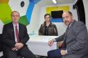 Encontro faz parte de uma ação da Associação Comercial do Paraná e da Fomento Paraná para divulgar serviços para melhorar a gestão das empresas, bem como linhas de crédito de baixo custo, para investimentos e melhorias. Na imagem, o presidente da Associação Comercial do Capão Raso, Claudio Turin, e o gerente de Relações Institucionais da Fomento Paraná, Paulo Morva Martins, conversam sobre linhas de crédito na van da Fomento Paraná.