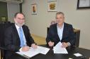 O presidente da Fomento Paraná, Juraci Barbosa, e o presidente do Instituto Regional de Desenvolvimento Econômico e Social (IRDES), Aldair Rizzi, assinaram um acordo de cooperação técnica nesta quarta (2/9), em Curitiba. Pelo convênio, o IRDES atuará como facilitador junto a empresas de Pato Branco e Região em processos de financiamento pelas linhas do Banco do Empreendedor.