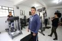 O empreendedor Alan José da Rosa, proprietário do Studio Personnalise, com as alunas na mini-academia.