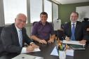 O prefeito de São Miguel do Iguaçu, Claudiomiro da Costa Dutra, assinou um contrato de financiamento com a Fomento Paraná, nesta terça-feira (15/9), para o projeto de recuperação estrutural do prédio do Paço Municipal Abel Bez Batti. Os recursos, no valor de R$ 1,05 milhão, são do Sistema de Financiamento aos Municípios (SFM).