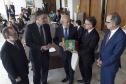 Governador em exercício Deputado Ademar Traiano, acompanhado pelo, presidente da Fomento Paraná, Juraci Barbosa, o Secretário de Comunicação, Paulino Viapiana, Diretor de Pesquisa e Desenvolvimento da Dexter, Milton Isac Braida, Diretor Comercial da Dexter, Carlos Anacleto Oleas, Diretor Executivo da Dexter, Ricardo Frederico, durante assinatura de contrato de financiamento da linha Inovacred com a empesa Dexter Latina.
Curitiba, 14/10/2015.