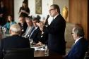 Governador em exercício Deputado Ademar Traiano, acompanhado pelo, presidente da Fomento Paraná, Juraci Barbosa, o Secretário de Comunicação, Paulino Viapiana, Diretor de Pesquisa e Desenvolvimento da Dexter, Milton Isac Braida, Diretor Comercial da Dexter, Carlos Anacleto Oleas, Diretor Executivo da Dexter, Ricardo Frederico, durante assinatura de contrato de financiamento da linha Inovacred com a empesa Dexter Latina.
Curitiba, 14/10/2015.
