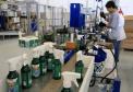 Linha de produção da DEXTER LATINA, que produz o multi-inseticida STRAIK, que mata as larvas do mosquito da dengue. Curitiba, 30-07-15.