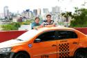 O taxista Artur Ergang, com o filho Márcio, que também é taxista em Curitiba. Artur foi o primeiro financiado pela linha Banco do Empreendedor Taxistas, em 2013. De lá pra cá, além de Márcio, outro filho, Fernando, também entrou na profissão e tem carro financiado pela Fomento Paraná. Foto: Julio Cesar Souza. Curitiba 27/10/2015.