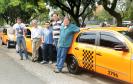 Os taxistas Artur e Márcio Ergang, com carros financiados pela linha Banco do Empreendedor Taxistas, da Fomento Paraná, junto com colegas taxistas, em Curitiba.