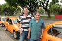 O taxista Artur Ergang, com o filho Márcio, que também é taxista em Curitiba. Artur foi o primeiro financiado pela linha Banco do Empreendedor Taxistas, em 2013. De lá pra cá, além de Márcio, outro filho, Fernando, também entrou na profissão e tem carro financiado pela Fomento Paraná. Foto: Julio Cesar Souza. Curitiba 27/10/2015.