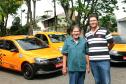 O taxista Artur Ergang, com o filho Márcio, que também é taxista em Curitiba. Artur foi o primeiro financiado pela linha Banco do Empreendedor Taxistas, em 2013. De lá pra cá, além de Márcio, outro filho, Fernando, também entrou na profissão e tem carro financiado pela Fomento Paraná. 