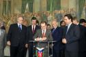 Governador Beto Richa, o presidente da Fomento Paraná, Juraci Barbosa, assinam contratos com municípios para financiar obras de infraestrutura e compra de equipamentos. Curitiba, 11/11/2015.