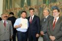 Governador Beto Richa, o presidente da Fomento Paraná, Juraci Barbosa, assinam contratos com municípios para financiar obras de infraestrutura e compra de equipamentos. Curitiba, 11/11/2015.