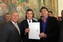 Governador Beto Richa, o presidente da Fomento Paraná, Juraci Barbosa, assinam contratos com municípios para financiar obras de infraestrutura e compra de equipamentos. Curitiba, 11/11/2015.