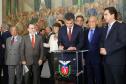 Governador Beto Richa, os presidentes da Fomento Paraná, Juraci Barbosa e do BRDE, Orlando Pessuti, assinam contratos de financiamento com duas empresas para projetos de inovação. Os contratos marcam o início da operação do Sistema Paranaense de Fomento (SPF), que tem linhas de crédito da Fomento Paraná e do BRDE para apoio a empresas e municípios. 