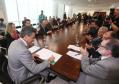 Governador Beto Richa assina contratos de financiamentos da Fomento Paraná, para obras de infraestrutura urbana em seis  municípios.Curitiba, 23/11/2015.Foto: Orlando Kissner/ANPr