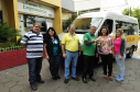 Prefeito Luiz C. Gibson, secretário de Indústria Joalmir Pucci, coordenador do Espaço Empreendedor, Josemir Zanetti, e a agente de crédito, Ivana Gandolfi Ferreira, durante a entrega das chaves a Maria Aparecida Miranda Timotio (Cida).