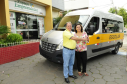 Prefeito Luiz C. Gibson entrega as chaves do veículo financiado à Maria Aparecida Miranda Timotio (Cida).