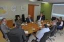 Reunião na Fomento Paraná com a participação do prefeito de Adrianópolis, João Manoel Pampanini, e do assessor jurídico do município, Clóvis Patriota; do diretor da Escola de Comunicação e Negócios da Universidade Positivo, Rogério Mainardes, e da professora Elisabete Tieme Arazaki, coordenadora do Núcleo de Estudo e Laboratório de Cidades da UP, com o presidente da Fomento Paraná, Juraci Barbosa, para debater a participação da instituição financeira estadual no Projeto Adrianópolis. 