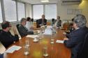 Reunião na Fomento Paraná com a participação do prefeito de Adrianópolis, João Manoel Pampanini, e do assessor jurídico do município, Clóvis Patriota; do diretor da Escola de Comunicação e Negócios da Universidade Positivo, Rogério Mainardes, e da professora Elisabete Tieme Arazaki, coordenadora do Núcleo de Estudo e Laboratório de Cidades da UP, com o presidente da Fomento Paraná, Juraci Barbosa, para debater a participação da instituição financeira estadual no Projeto Adrianópolis. 