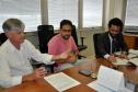 O presidente da Fomento Paraná, Juraci Barbosa; o diretor administrativo e financeiro, Heraldo Neves; o presidente do Sindicato dos Empregados em Estabelecimentos Bancários e Financiários de Curitiba e Região, Elias Hannemann Jordão; e o presidente da Associação dos Empregados da Agencia de Fomento – ASSEAF, Valério de Assis Souza Silva, assinaram nesta quinta-feira (10/12), o Acordo Coletivo de Trabalho 2015/2016 da Fomento Paraná.